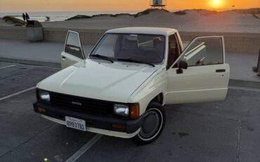 Toyota-pick-up-1986-yellow-4