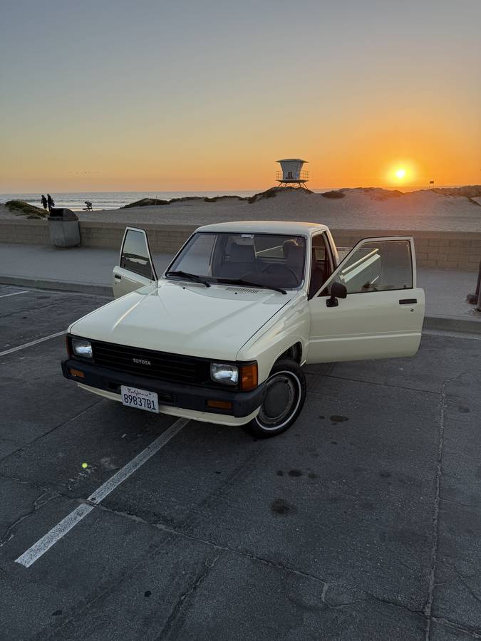 Toyota-pick-up-1986-yellow-4