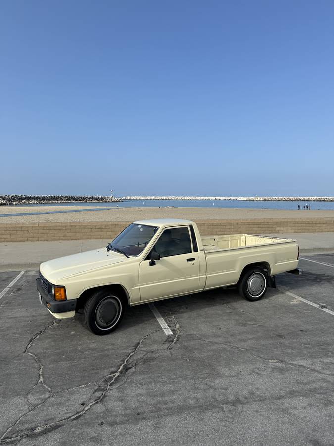 Toyota-pick-up-1986-yellow-5