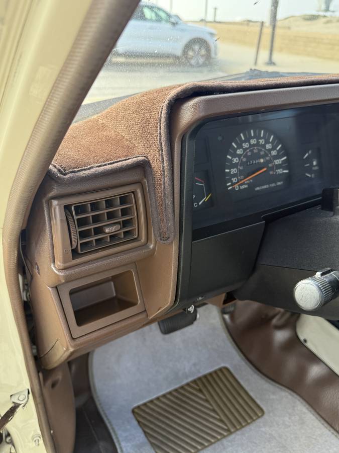 Toyota-pick-up-1986-yellow-8