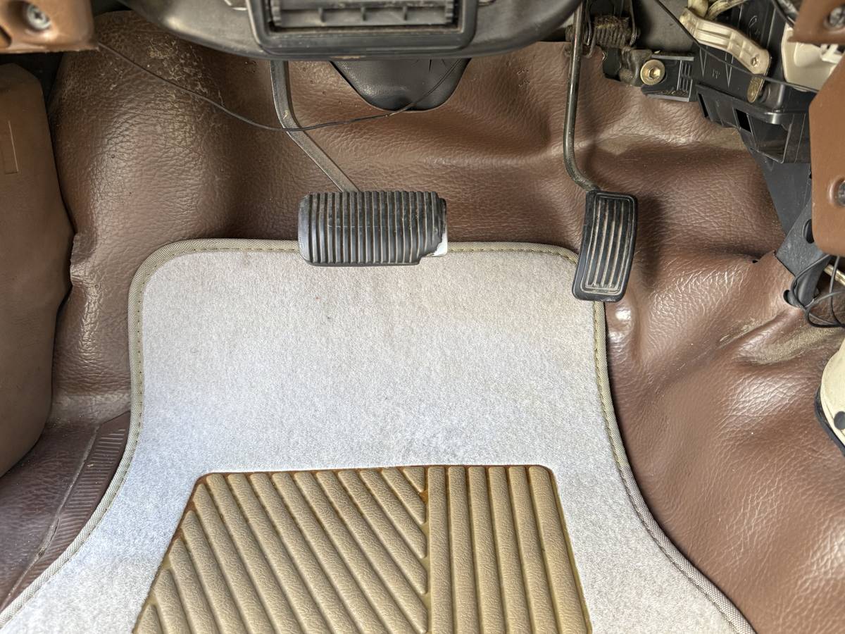 Toyota-pick-up-1986-yellow-9