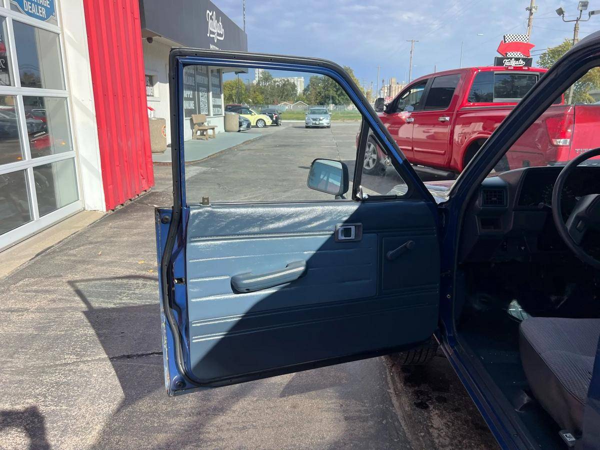Toyota-pick-up-1987-blue-1