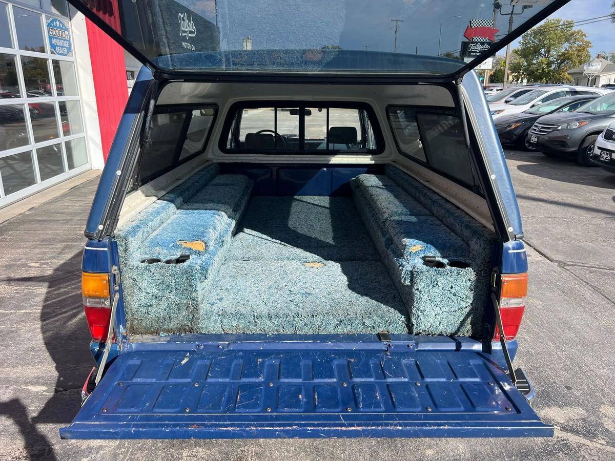 Toyota-pick-up-1987-blue-11