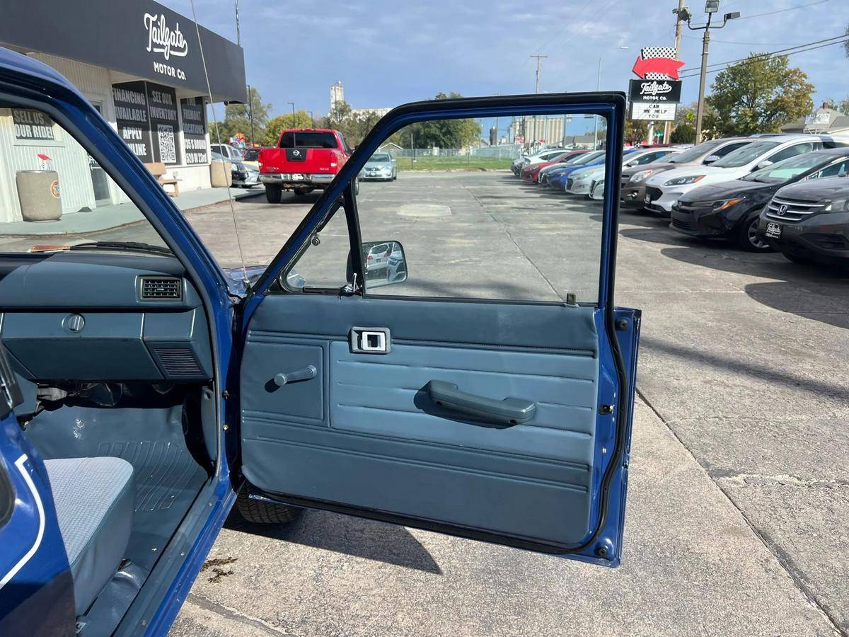 Toyota-pick-up-1987-blue-4