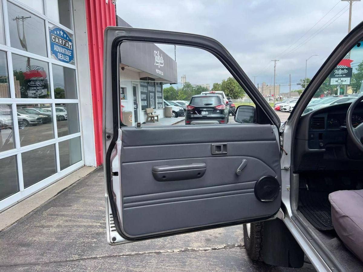 Toyota-pick-up-1989-silver-7