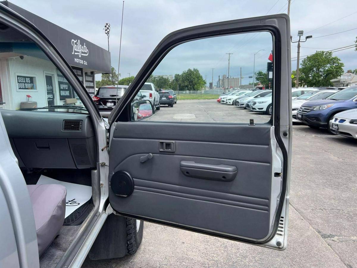 Toyota-pick-up-1989-silver-9