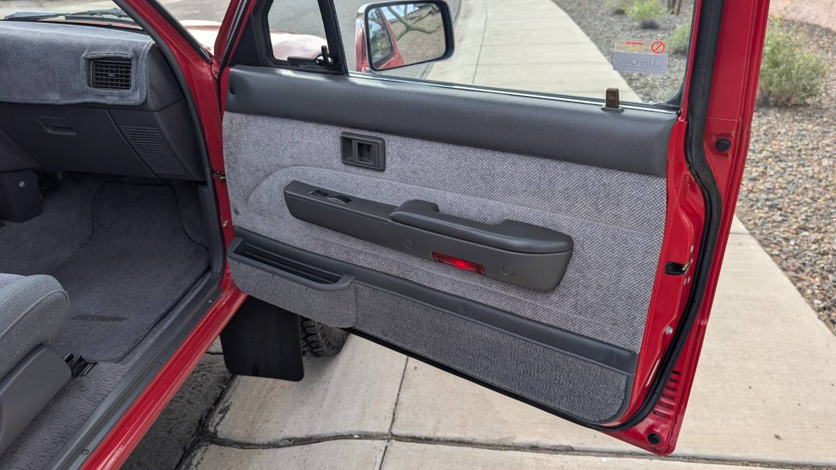 Toyota-pick-up-1990-12