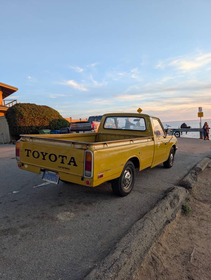 Toyota-pickup-1976-yellow