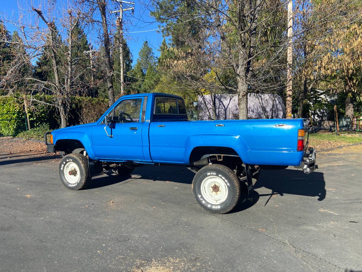 Toyota-pickup-1984-blue-1