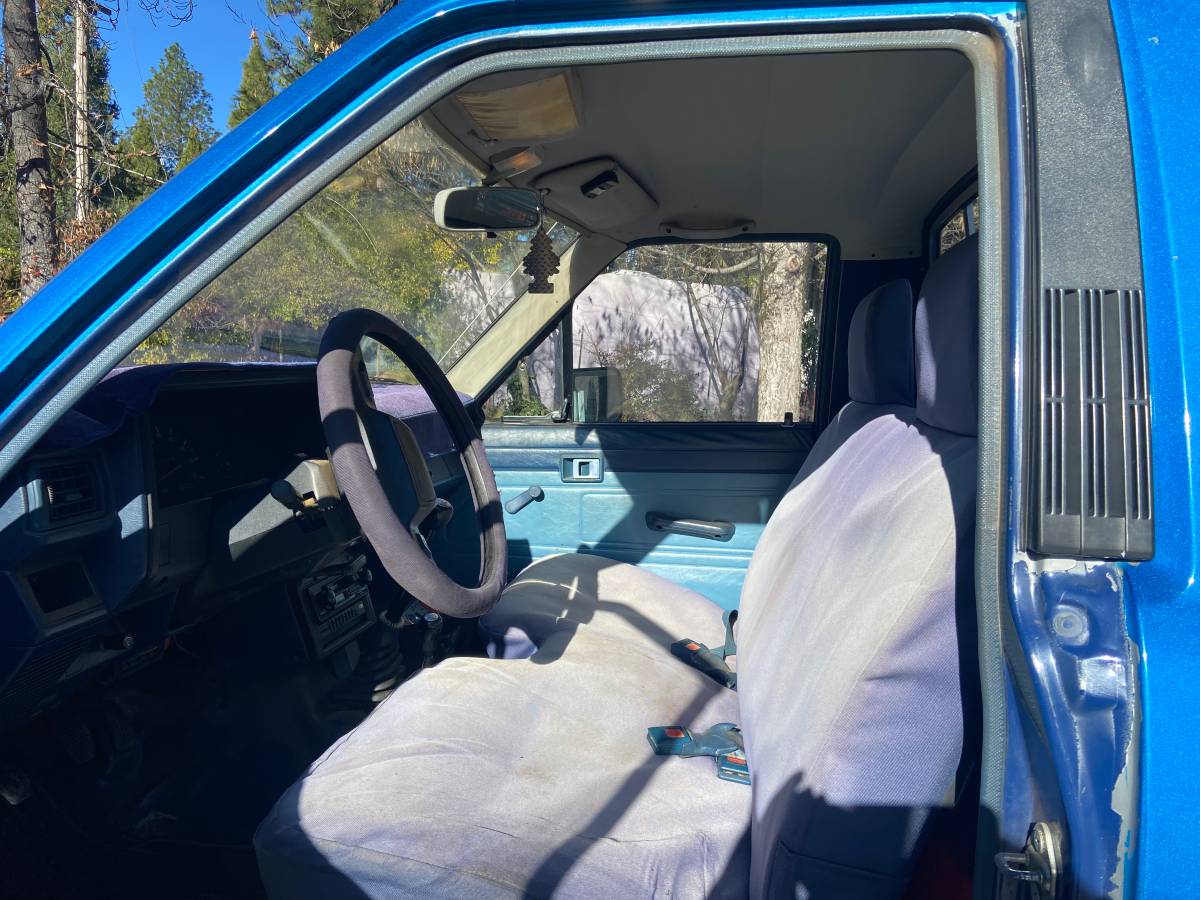 Toyota-pickup-1984-blue-3