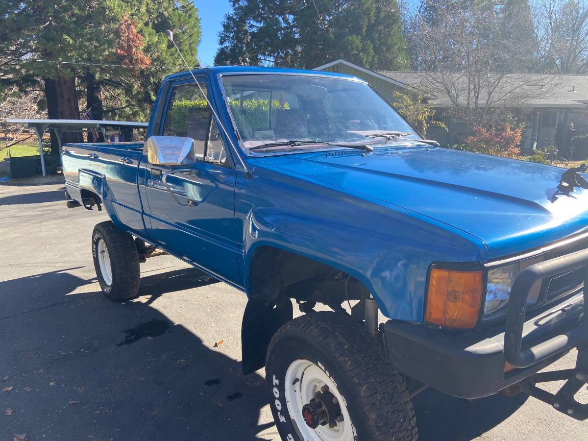 Toyota-pickup-1984-blue-4