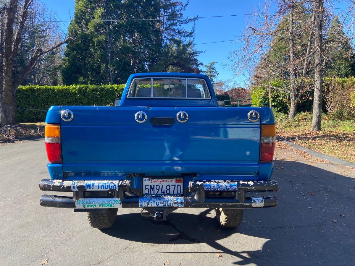 Toyota-pickup-1984-blue-5