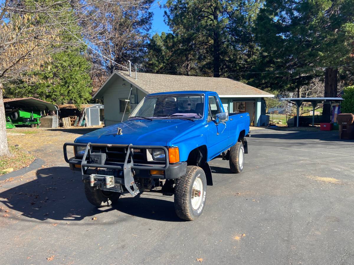 Toyota-pickup-1984-blue