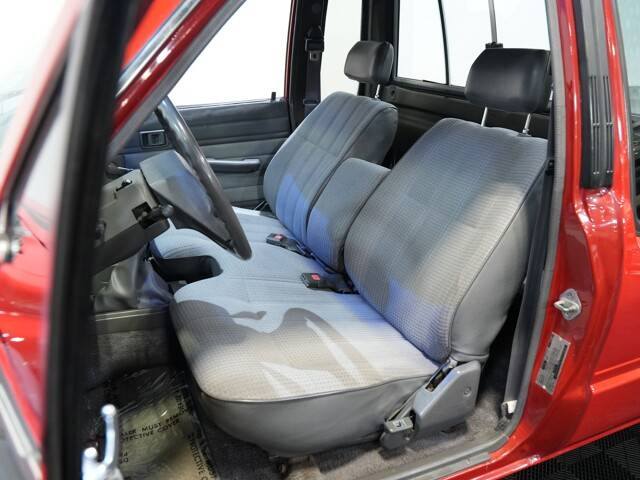 Toyota-pickup-1988-red-22