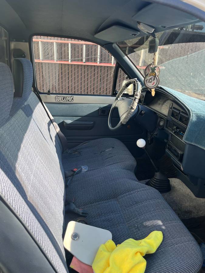 Toyota-pickup-1989-white-1