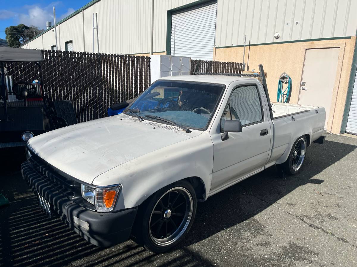 Toyota-pickup-1989-white-2
