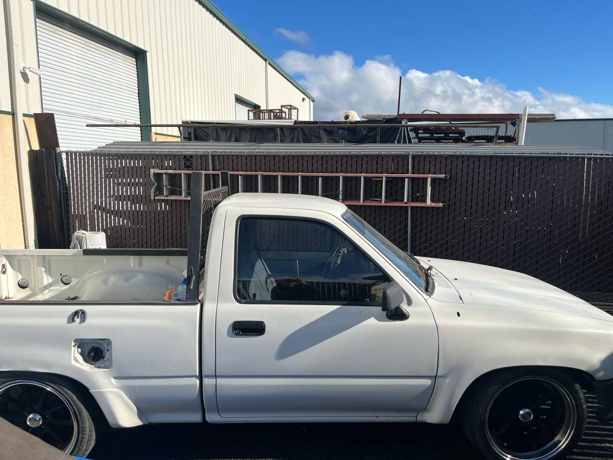 Toyota-pickup-1989-white-3