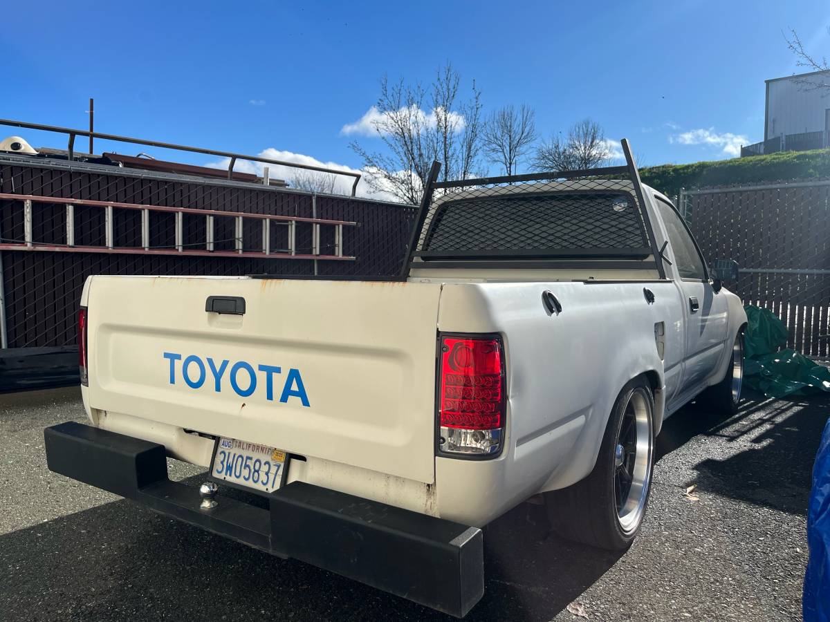 Toyota-pickup-1989-white-4