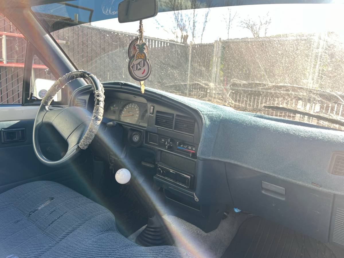 Toyota-pickup-1989-white-6