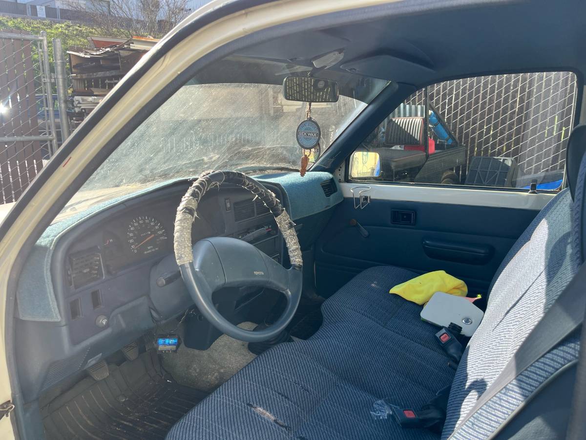 Toyota-pickup-1989-white-8