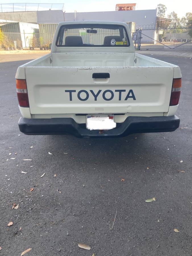 Toyota-pickup-1991-white-10