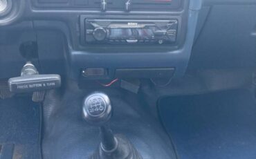 Toyota-pickup-1991-white-11