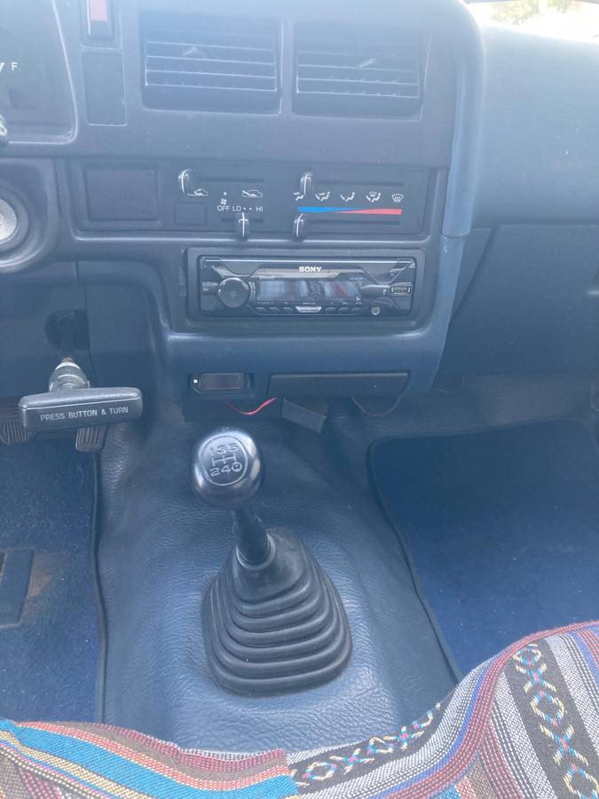 Toyota-pickup-1991-white-11