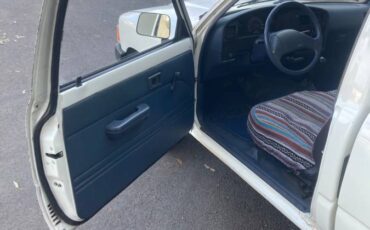 Toyota-pickup-1991-white-2