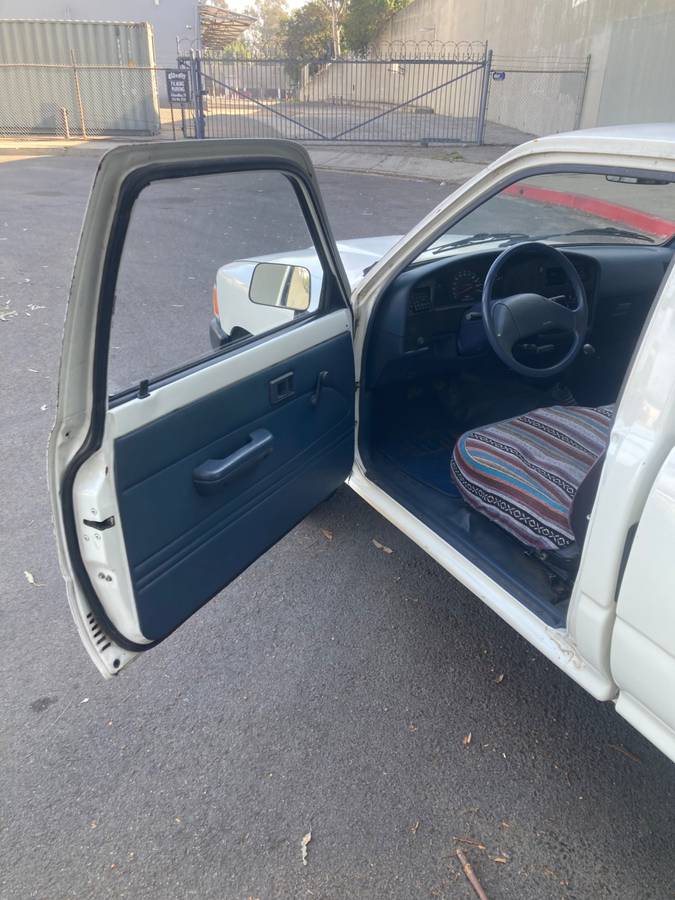 Toyota-pickup-1991-white-2