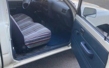 Toyota-pickup-1991-white-3