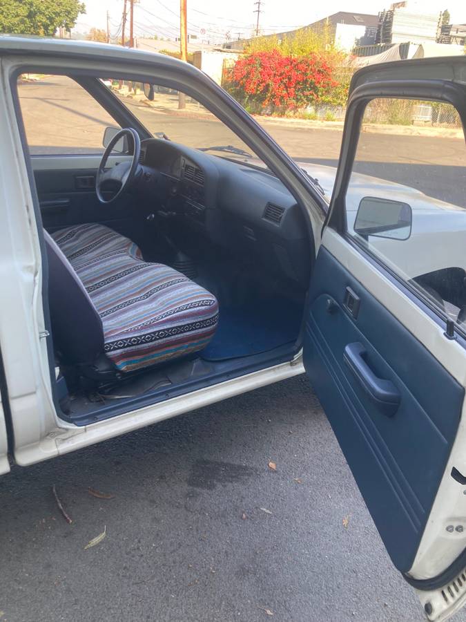 Toyota-pickup-1991-white-3