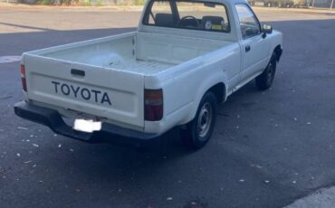 Toyota-pickup-1991-white