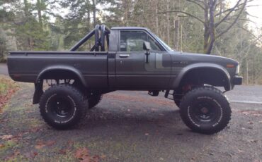Toyota-pickup-4x4-1983-grey-1