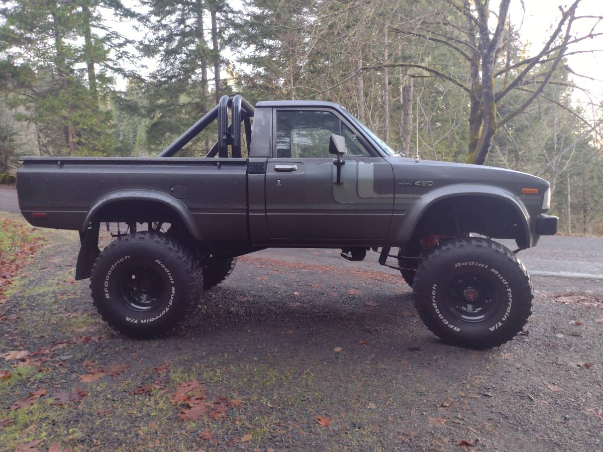 Toyota-pickup-4x4-1983-grey-1