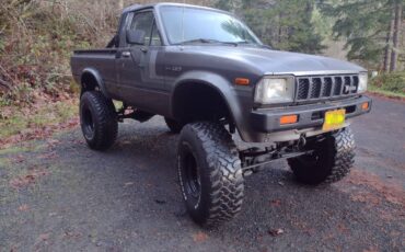 Toyota-pickup-4x4-1983-grey-2