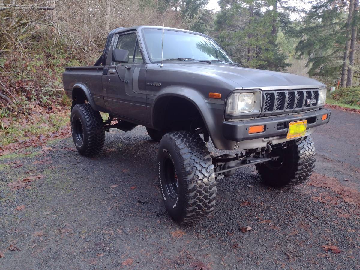 Toyota-pickup-4x4-1983-grey-2