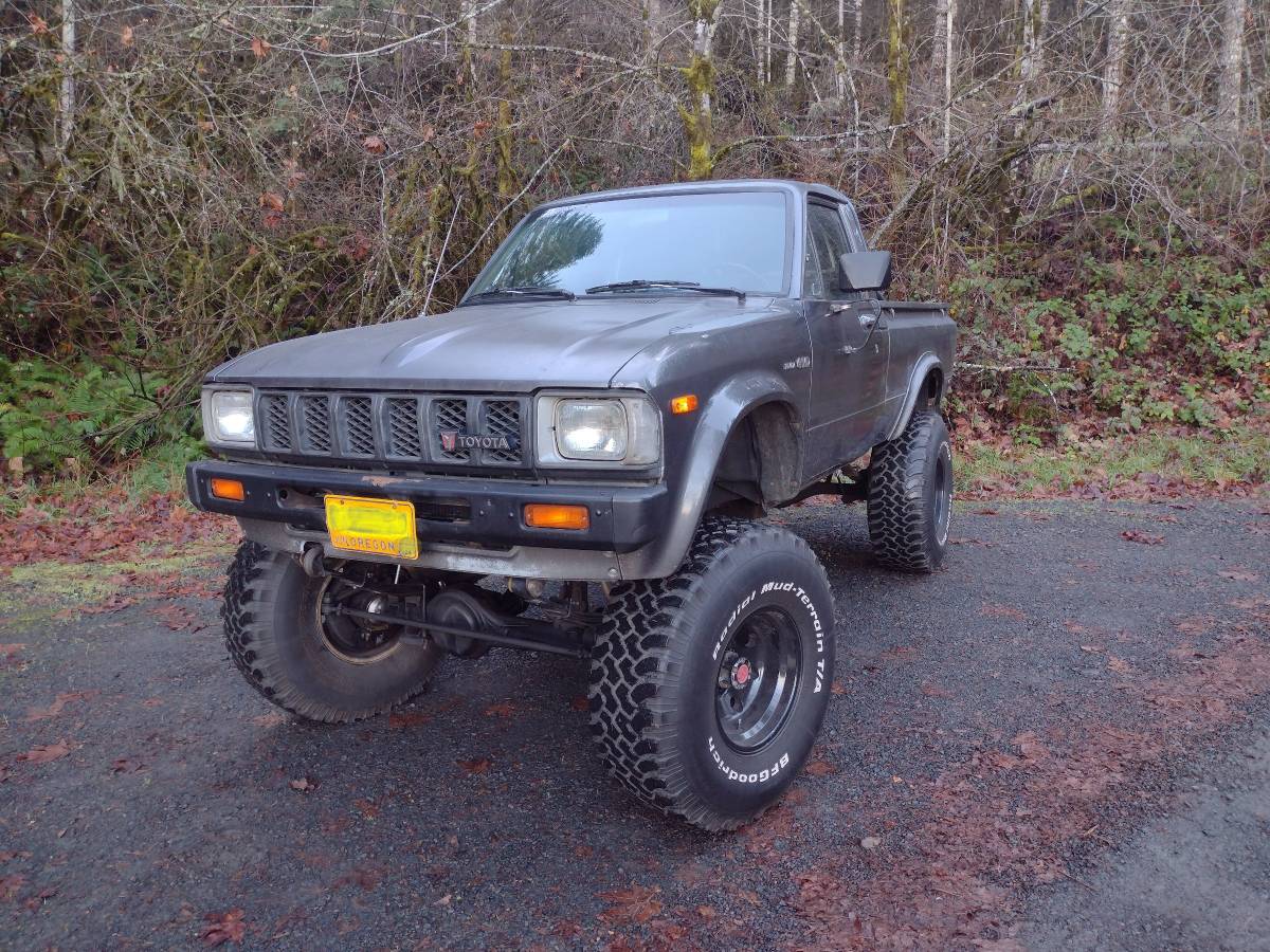 Toyota-pickup-4x4-1983-grey-3