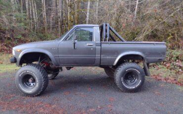 Toyota-pickup-4x4-1983-grey