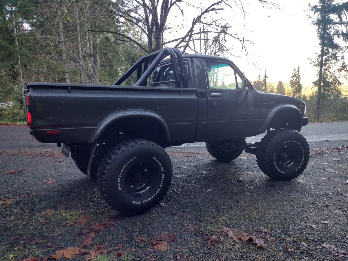 Toyota-pickup-4x4-1983-grey-4