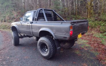 Toyota-pickup-4x4-1983-grey-5