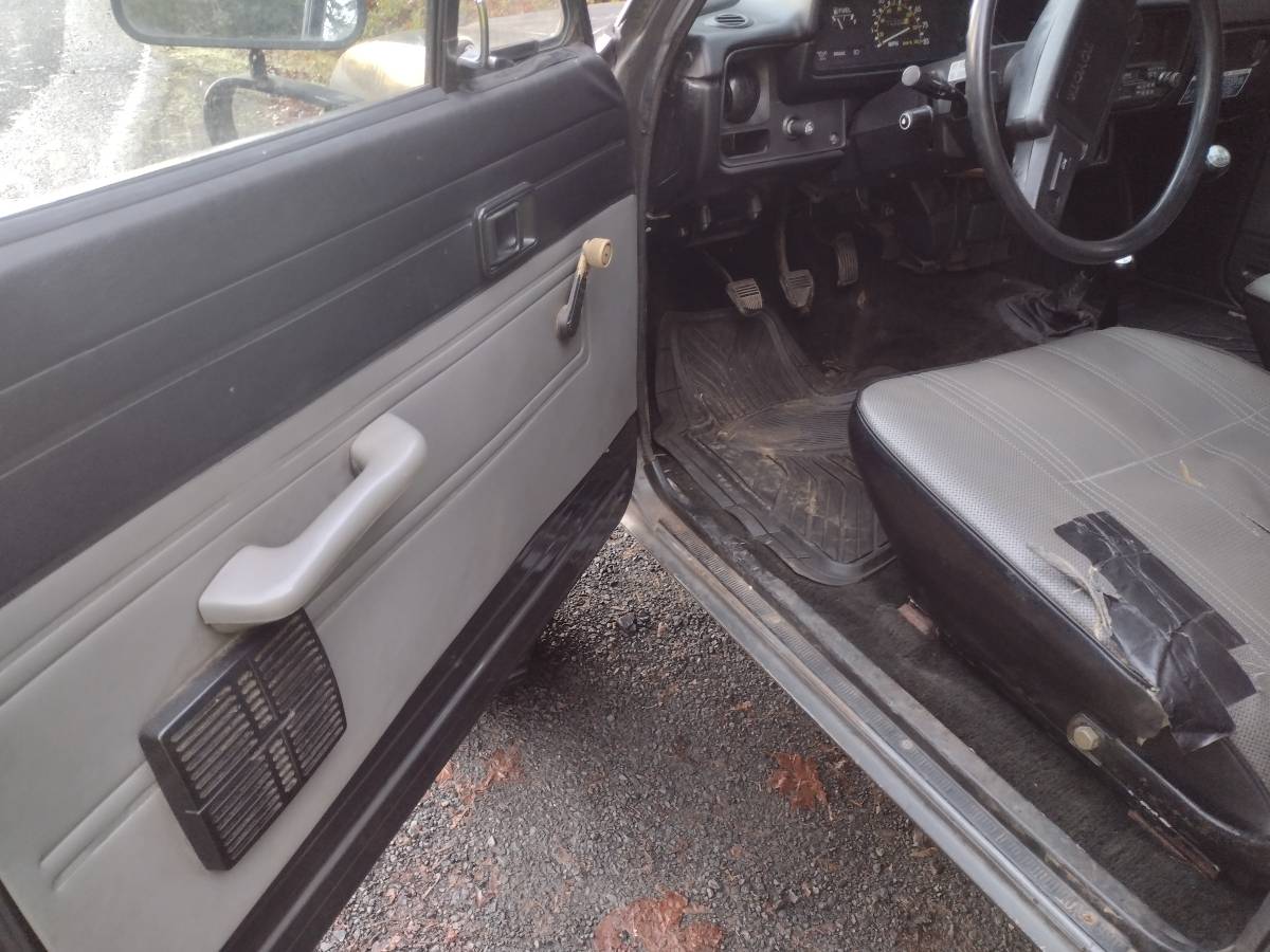 Toyota-pickup-4x4-1983-grey-6