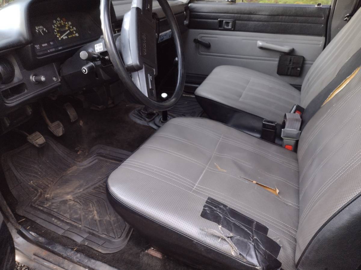 Toyota-pickup-4x4-1983-grey-7