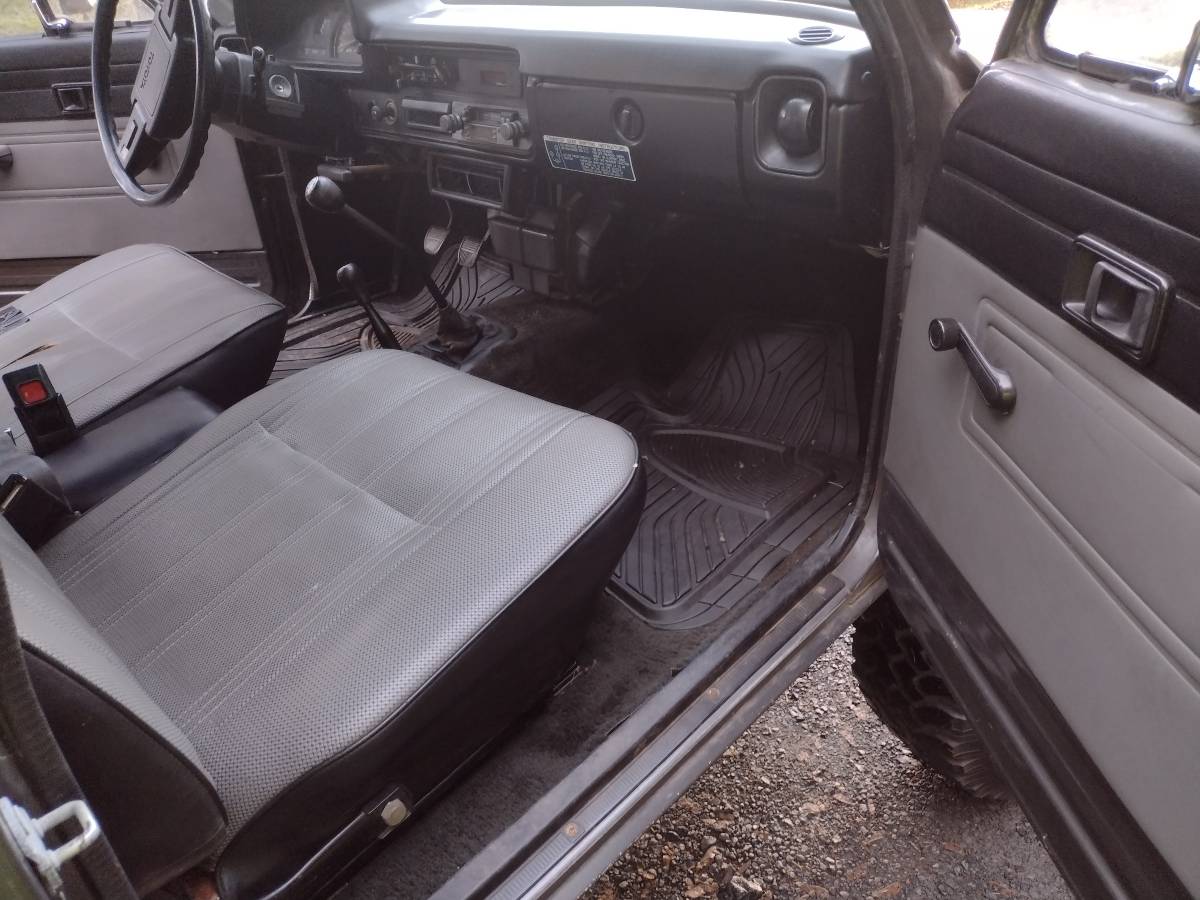 Toyota-pickup-4x4-1983-grey-8