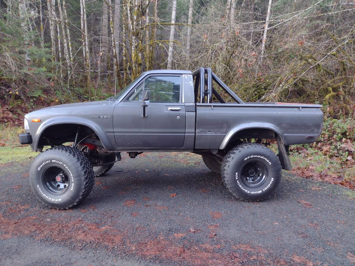 Toyota-pickup-4x4-1983-grey