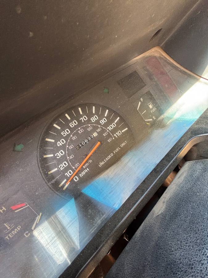 Toyota-pickup-4x4-1985-red-1