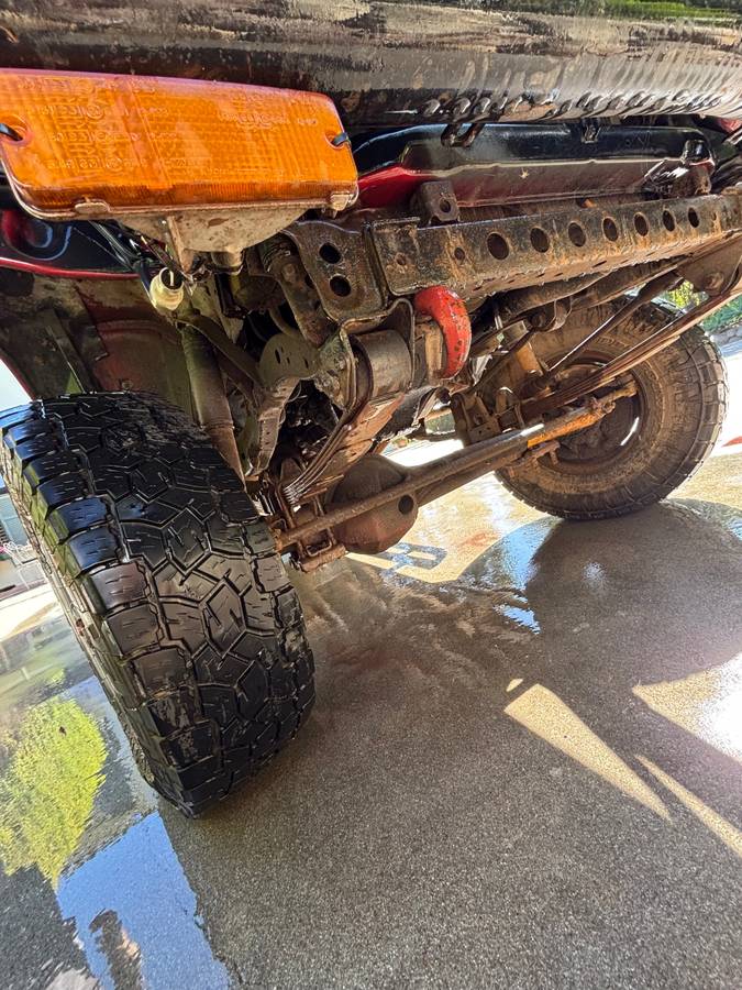 Toyota-pickup-4x4-1985-red-3