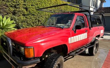 Toyota-pickup-4x4-1985-red