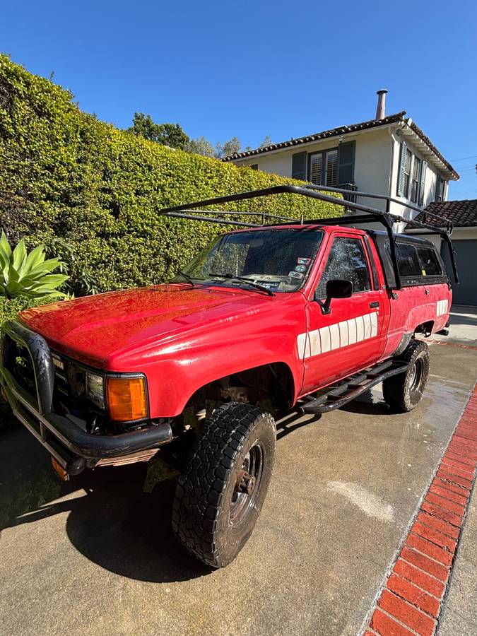 Toyota-pickup-4x4-1985-red