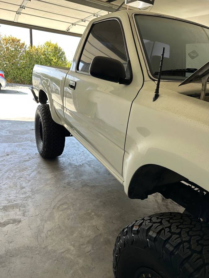 Toyota-pickup-4x4-1991-white-1