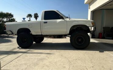 Toyota-pickup-4x4-1991-white-2
